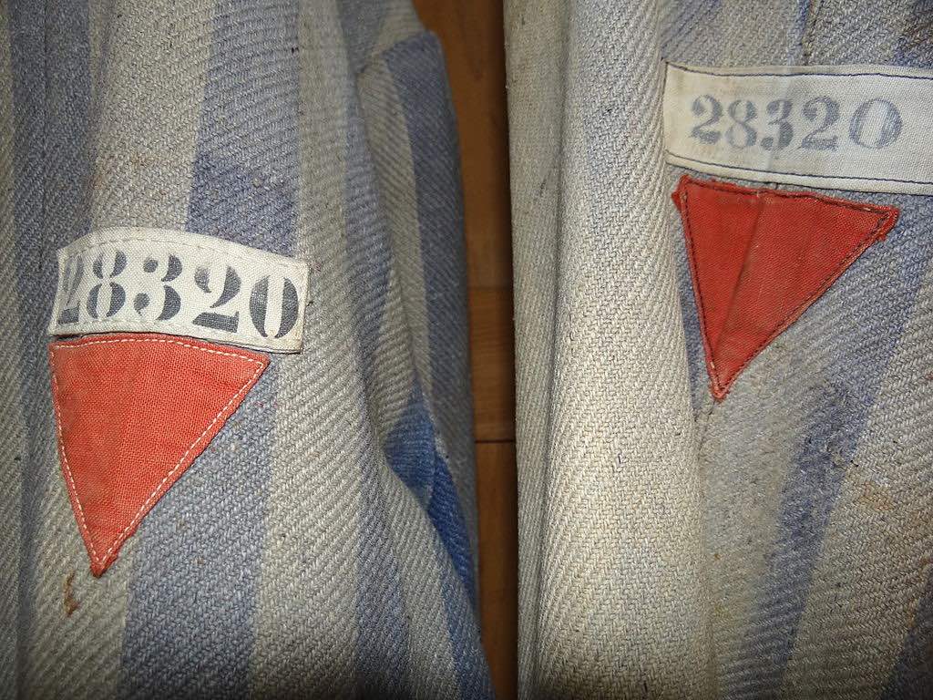 The sleeves of the shirt have a prisoner
number with a red triangle underneath