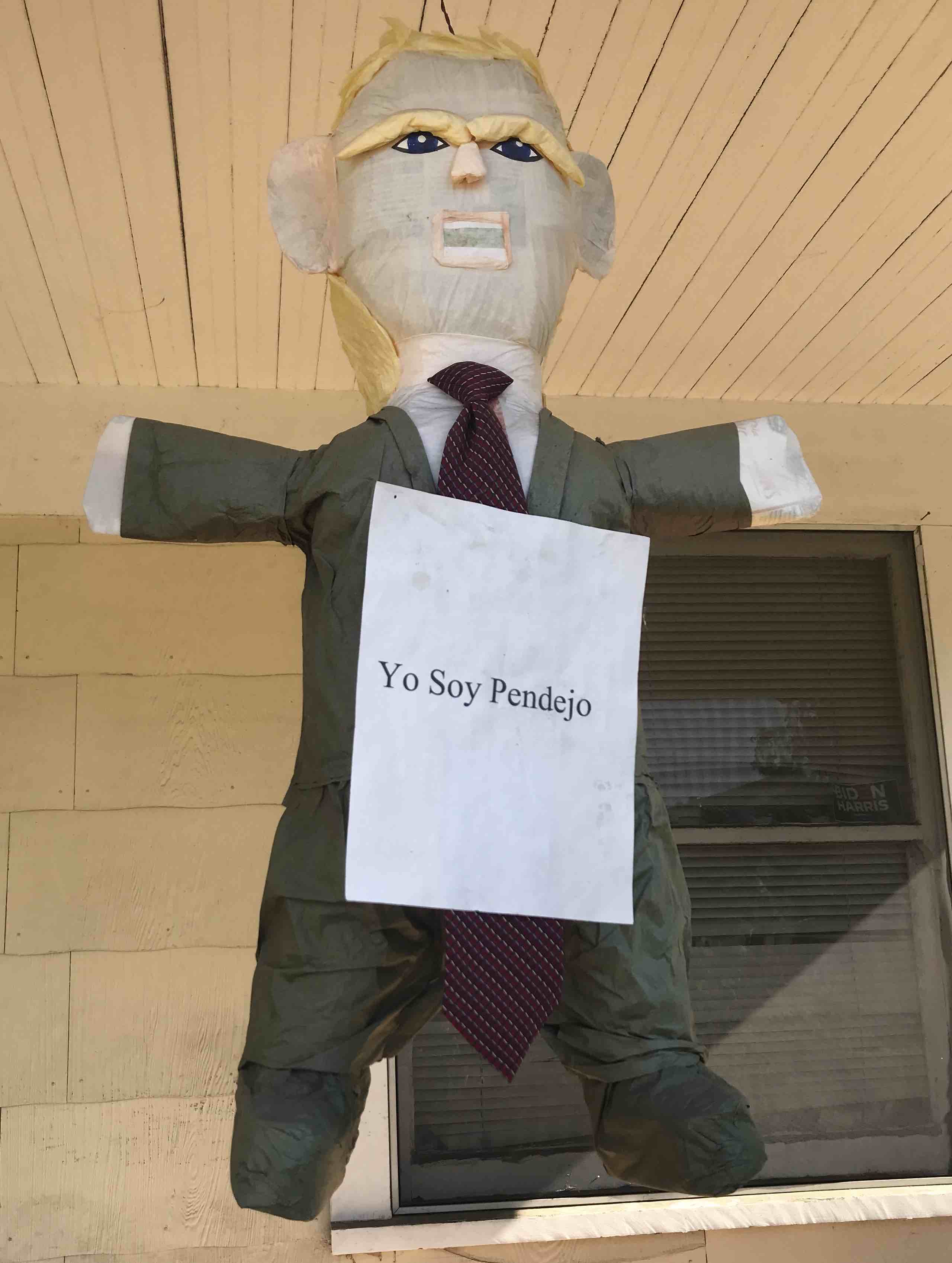 A Trump pinata with a
'Yo soy pendejo' sign attached