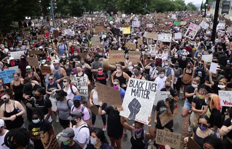 A massive crowd of protesters at the White House