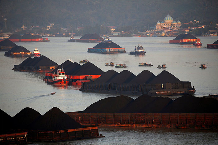 Coal barges in Indonesia;
there are a lot of them, and they are absolutely loaded. There must be 500 tons of coal visible in the picture.