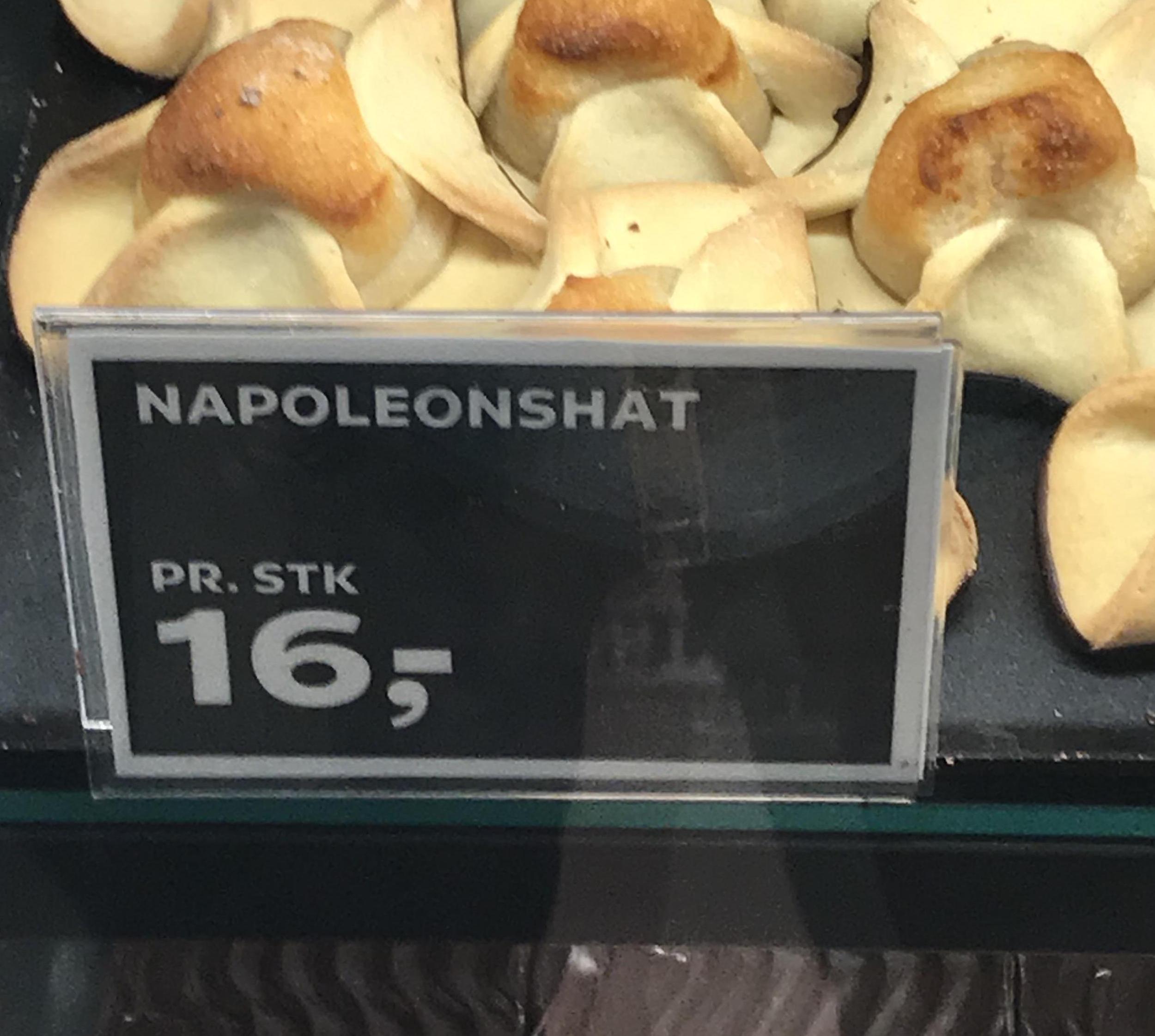 A display of Napoleon's Hat pastries reads 'Napoleonshat'