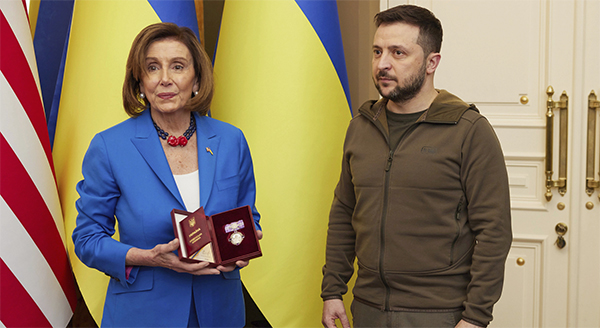 Pelosi and Zelenskyy in Kyiv, they both look
tired as Pelosi gets her medal