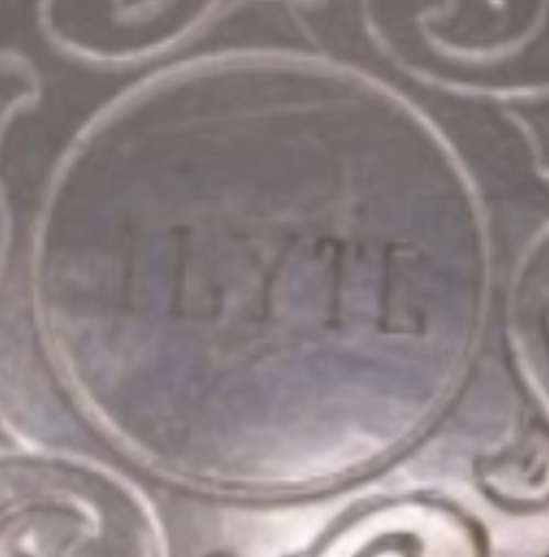 Zoomed in compact;
the L has no staff at the top, the G clearly does