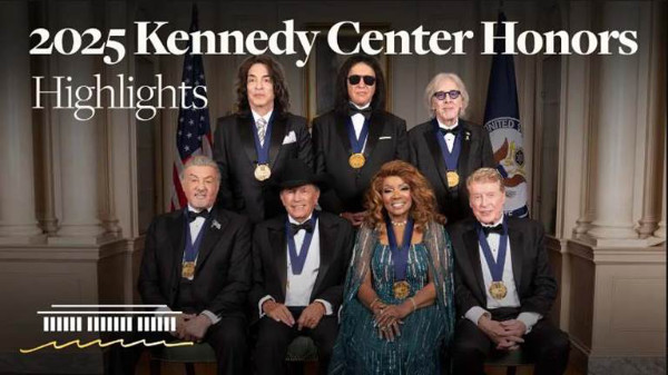 7 people, among them Sylvester Stallone, Gloria Gaynor and Gene Simmons, wearing medallions with blue ribbons