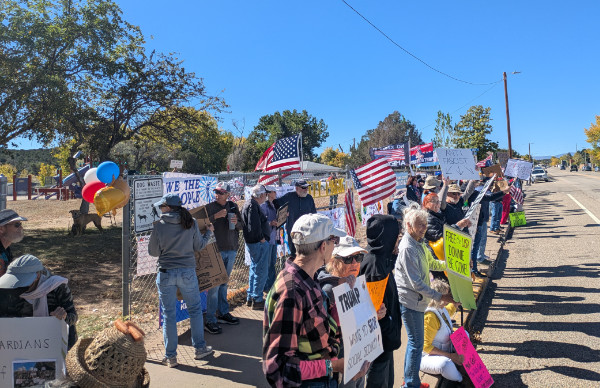 A good-sized crowd
lined up along a medium-sized road