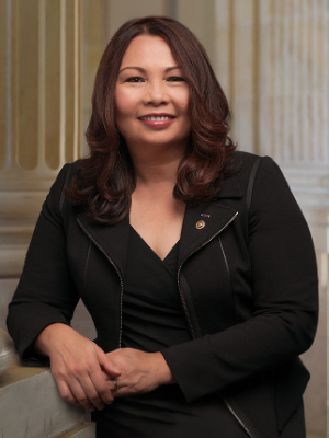 Tammy Duckworth, posing
outside the Capitol, in her official portrait
