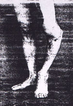 The left leg descends
outward, then the knee is a 45-degree angle, and thereafter it turns inward.